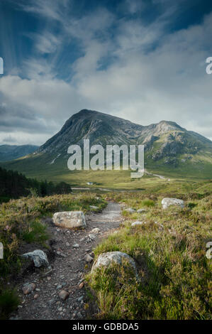 Anzeigen des Teufels Treppe auf den Pass von Glencoe in den schottischen Highlands, mit Buachaille Etive Mor in der Ferne Stockfoto