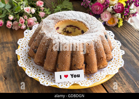Ich liebe Sie Karte mit Kugelhopf und Blumen Stockfoto