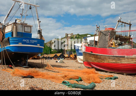 Hastings Angelboote/Fischerboote und Netze trocknen auf den Fischerstrand Stade, East Sussex, England, UK, GB Stockfoto