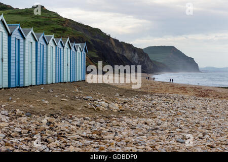 Strandhütten auf der Kiesstrand im Charmouth, Dorset, England, am die Jurassic Coast UNESCO-Weltkulturerbe. Stockfoto