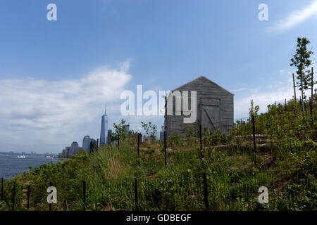 "Hütte", eine Skulptur von der britischen Künstlerin Rachel Whiteread, sitzt auf Governors Island Discovery Hügel, mit Blick auf Manhattan. Stockfoto