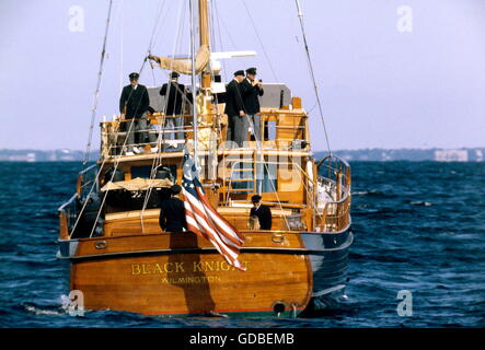 AJAX-NEWS-FOTOS. 1983. NEWPORT, RHODE ISLAND, USA. -AMERICAS CUP - STIFTUNGSURKUNDE AUSSCHUSSMITGLIEDER AUF DER PRODUKTEINFÜHRUNG BLACK KNIGHT.  FOTO: ADRIAN MORGAN/AJAX REF: HDD/JAR/AMC 83/STIFTUNGSURKUNDE. Stockfoto