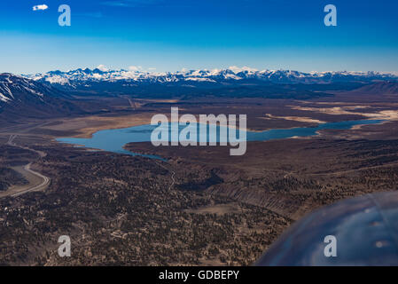 Luftaufnahme von Lake Crowley in der Nähe von Mammoth, Owens Valley, Kalifornien, USA; Die Berge der Sierra Nevada im Hintergrund Stockfoto