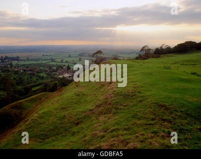 Blick auf die Somerset Niveaus über die Austragung der inneren Stadtmauer auf der Südseite von Cadbury Castle Burgberg. Cadbury, Somerset, England, UK Stockfoto