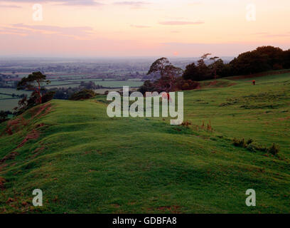 Blick auf die Somerset Niveaus über die Austragung der inneren Stadtmauer auf der Südseite von Cadbury Castle Burgberg. Cadbury, Somerset, England, UK Stockfoto