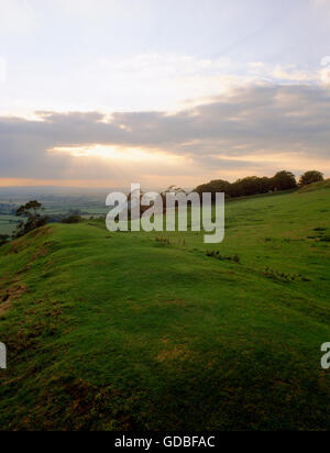 Blick auf die Somerset Niveaus über die Austragung der inneren Stadtmauer auf der Südseite von Cadbury Castle Burgberg. Cadbury, Somerset, England, UK Stockfoto