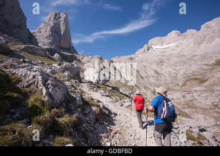 Wandern, El Naranjo de Bulnes, der Aufenthalt in, Refugio, Vega de Urriello, in Picos de Europa, Europa Nationalpark, Asturien, Spanien. Stockfoto