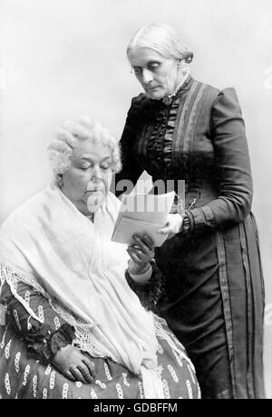 Elizabeth Cady Stanton (1815-1902), sitzend, und Susan B Anthony (1820-1906), US-amerikanischer Suffragetten und Sozialreformer... Foto von 1880 bis 1902. Stockfoto