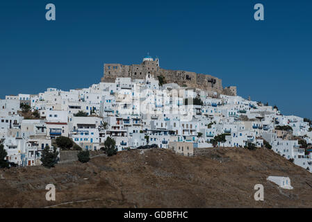 Blick auf das Schloss und die Stadt Chora von der griechischen Insel Astypalea im Ägäischen Meer Stockfoto