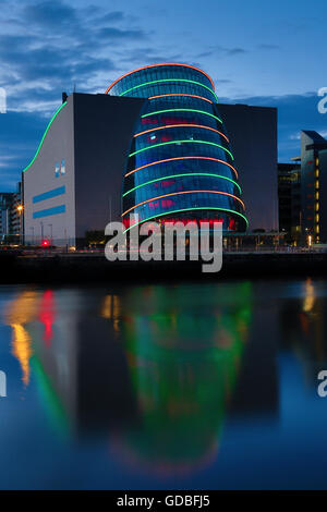 Nachtansicht des Convention Centre in Dublin Docklands in der Republik Irland Stockfoto