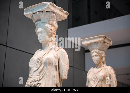 Karyatiden des Erechtheion Statuen im archäologischen Museum der Akropolis, in der griechischen Hauptstadt Athen zu sehen. Das Akropolis-Museum ist ein archäologisches Museum, konzentrierte sich auf die Erkenntnisse der archäologischen Stätte der Akropolis von Athen. Das Museum wurde gebaut, um jedes Artefakt gefunden auf dem Felsen und an den umliegenden hängen aus der Bronzezeit der griechischen, römischen und byzantinischen Griechenland Haus. Es liegt auch auf den Ruinen eines Teils des römischen und byzantinischen Athen. Stockfoto