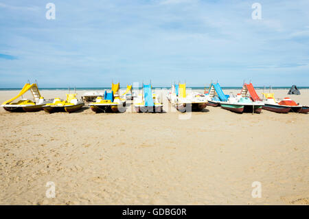 Bunte Reihe von Pedalo geparkt am Strand Stockfoto