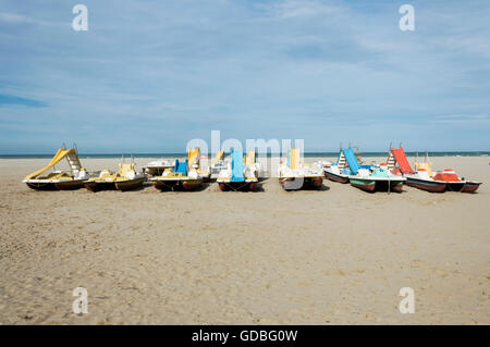 Bunte Reihe von Pedalo geparkt am Strand Stockfoto