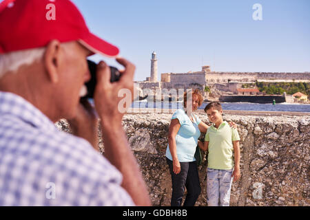 Touristen im Urlaub. Hispanische Reisende in Havanna, Kuba. Großvater, Großmutter und Enkel während der Fahrt Stockfoto
