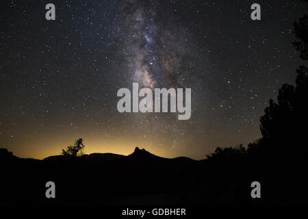 Nachthimmel und Milchstraßendalaxie in Sedona, Arizona Stockfoto