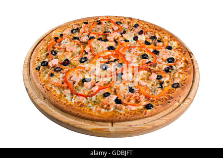 Pizza mit Lachs auf einem Holzbrett. Stockfoto