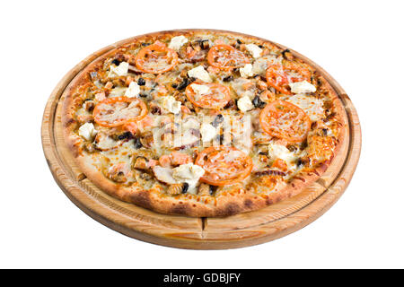 Pizza mit Lachs auf einem Holzbrett. Stockfoto