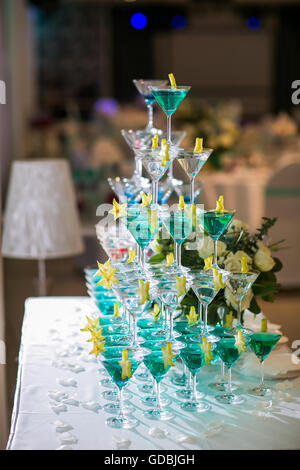 die Pyramide der Gläser mit Champagner und einer Kirsche Stockfoto