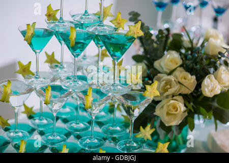 die Pyramide der Gläser mit Champagner und einer Kirsche Stockfoto