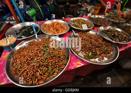 Garküchen und Restaurants verkaufen Insekten, Bangkok, Thailand. Stockfoto