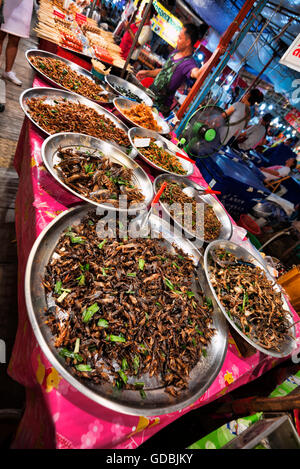 Garküchen und Restaurants verkaufen Insekten, Bangkok, Thailand. Stockfoto