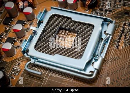 Leere CPU-Prozessorsockel mit pins auf motherboard Stockfoto