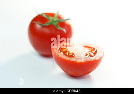 Eine ganze und halbierte Tomaten. Stockfoto