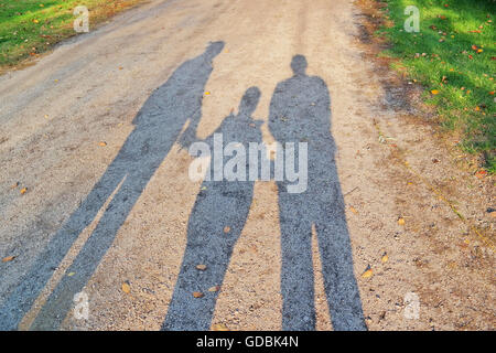 Schatten einer walking Familie in die Herbstsonne. Stockfoto