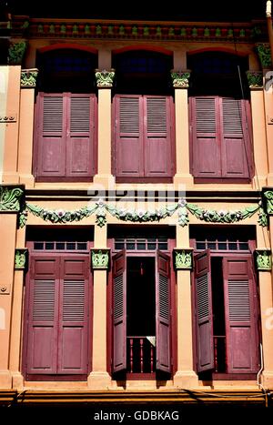 Vor vintage traditionelle Peranakan oder Straits Chinesisch Singapur shop Haus außen mit antik braun Fensterläden aus Holz im historischen Little India Stockfoto