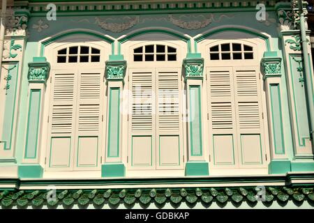 Vorderansicht des Vintage Singapur Peranakan oder Straits Chinesischen shop Haus außen mit antiken weiße hölzerne Lamellenfensterläden in Chinatown Stockfoto