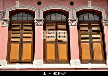 Vorderansicht des Vintage Singapur Peranakan oder Straits Chinesischen shop Haus außen mit antik braun hölzerne Lamellenfensterläden in Chinatown Stockfoto