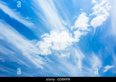 Weiße Zirruswolken, natürlichen blauen Wolkenhimmel Hintergrundfoto Stockfoto