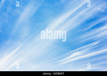 Cirruswolken im blauen Himmel, natürlichen Hintergrundfoto Stockfoto