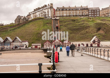 Ein Blick von der Pier am Saltburn am Meer zeigt die Klippe beherbergt, Esplanade und Schiene Aufzüge Stockfoto