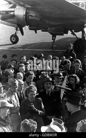 Geographie / Reisen, Deutschland, Berlin-Blockade 1948/1949, Tag 100 der Berliner Luftbrücke, Ferdinand Friedenssburg, Interimsbürgermeister von Berlin, Rede am Flughafen Tempelhof, 4.10.1948, Nachkriegszeit, Nachkriegszeit, Nachkriegszeit, Nachkriegszeit, Modellflugzeug, Modellflugzeug, Modellflugzeuge, Rosinenbomber, Hilfe, USA, Vereinigte Staaten von Amerika, US Air Forces, Force, 20th Century, 1940s, 40s, Menschenmenge, Menschenmassen, Menschenmassen, Danksagung, kalter Krieg, historisch, historisch, weiblich, Frau, Frauen, männlich, Mann, Männer, Zusatzrechte-Clearences-nicht verfügbar Stockfoto