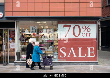 "Black Friday" Angebote in den Geschäften auf Glosters Southgate Street UK Stockfoto