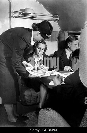 Transport / Transport, Luftfahrt, Flugzeuge, Innenraum, Junkers Ju 90 der Lufthansa, Bord-Service, Stewardess serviert Obst, 1930er, 30er, 30er, 20th Jahrhundert, historisch, Stewardess, Lufthostessen, Lufthostessen, Flugbegleiter, Obst, Obst, Lebensmittel, Essen, Essen, gegessen, Flugzeug, Flugzeug, Flugzeuge, Flugzeuge, Flugzeuge, Flugzeuge, Komfort, Service, Dienstleistungen, Fluggastraum, Fluggastabfertigung, Verpflegung, Verpflegung, Verpflegung, Verpflegung, Verpflegung, Verpflegung, Verpflegung, Verpflegung, Verpflegung, Verpflegung, Verpflegung, Verpflegung, Verpflegung Stockfoto