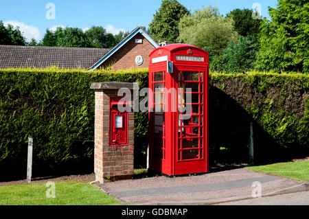 Defibrillator Telefon Box und Briefkasten, Ragdale Dorf, Leicestershire, England, UK Stockfoto