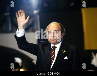 Lambsdorff, Otto Graf, 20.12.1926 - 5.12.2009, deutscher Politiker (FDP), Bundesminister für Wirtschaft 1977-1984, halbe Länge, während einer Party treffen, München, März 1983, winken, Stockfoto