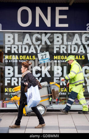 Ein Shop mit "Black Friday" Angebote in den Geschäften auf Glosters King Square UK Stockfoto