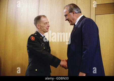 Kohl, Helmut, * 3.4.1930, deutscher Politiker (CDU), Bundeskanzler 4.10.1982 - 26.10.1998, mit General Glenn K. Otis, Kommandierender General der US-Armee in Europa, Bonn, 1983, Stockfoto