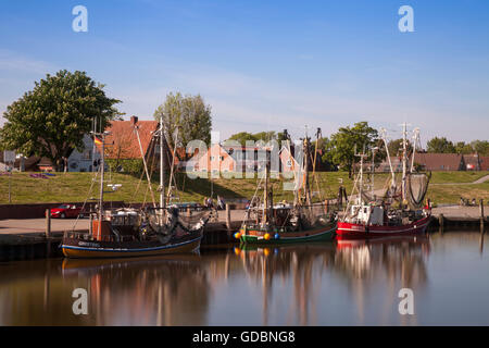 Krabbenkutter im Hafen Greetsiel Leybucht, Krummhoern, Ostfriesland, Niedersachsen, Deutschland, Europa Stockfoto