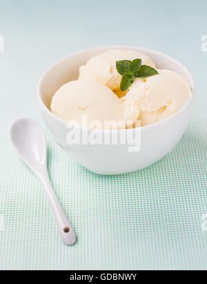 Kugeln Vanilleeis mit Minze dekoriert. Stockfoto