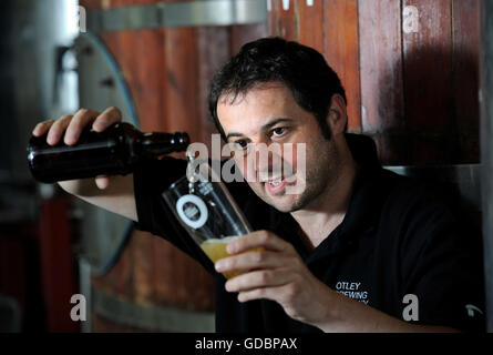 Nick Otley, Geschäftsführer von Otley Brewing Company in Cilfynydd in der Nähe von Pontypridd, Wales Probenahme sein Bier UK Stockfoto