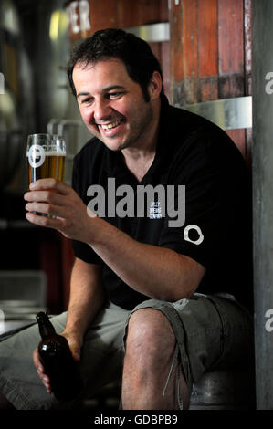 Nick Otley, Geschäftsführer von Otley Brewing Company in Cilfynydd in der Nähe von Pontypridd, Wales Probenahme sein Bier UK Stockfoto