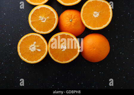 frische Orangen auf dunklem Hintergrund, Früchte Draufsicht Stockfoto