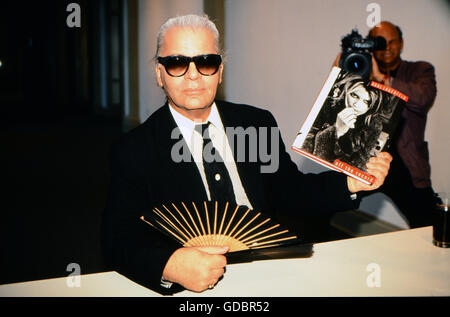 Lagerfeld, Karl, * 10.9.1938, deutscher Modedesigner, halbe Länge, bei der Vorstellung seines Buches "Off the Record" in Hamburg, Deutschland, November 1994 Stockfoto