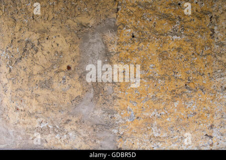 Grau-Patch in Orange lackiert Wand mit weißer Unterseite Stockfoto