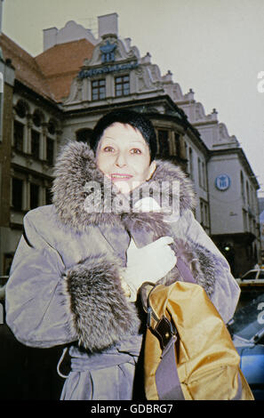 Zizi Jeanmaire,, * 29.4.1924, französische Tänzerin und Sängerin, halbe Länge, vor dem Hofbräuhaus, München, 1985, Dritter - Permissions-Neccessary Stockfoto