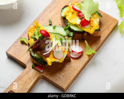 Frühstück Rührei auf Brot, Essen Nahaufnahme Stockfoto